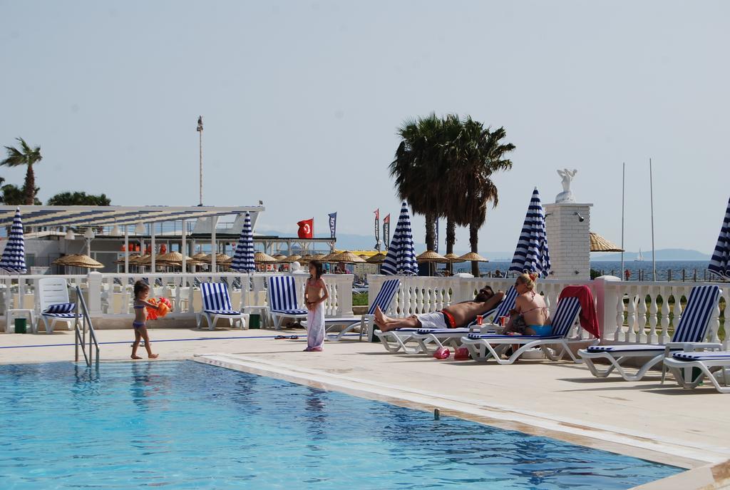 Club Blue White All Inclusive Turgutreis Bagian luar foto