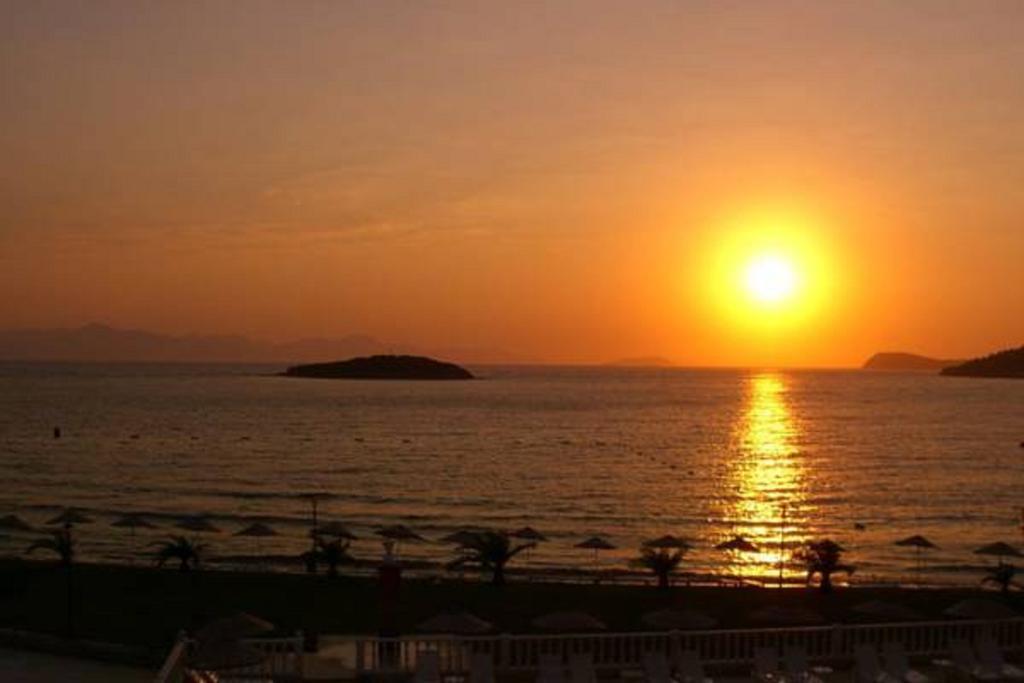 Club Blue White All Inclusive Turgutreis Bagian luar foto